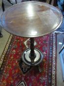 An Edwardian round mahogany occasional table with raised lip to the edge, approx. 51 cms. diameter