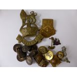 Miscellaneous Militaria including The Queen's Own Satchel Clip, seven Bank of England buttons,