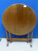 An Edwardian Mahogany Circular Tilt Top Occasional Table, approx 58.5 cms dia.