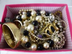 Miscellaneous Costume Jewellery, including bracelets, necklace, brooches etc