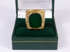 A Gentleman's 18 ct Gold Seal Ring, the ring hallmarked and set with a green stone (possibly