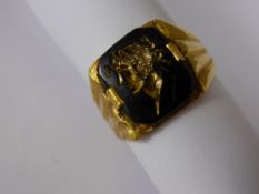 An Antique Black Stone and High Carat Gold (20 - 24 ct) Roman Intaglio Style Seal Ring. The black