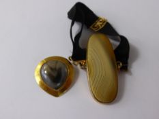 A 9 ct Gilded Brooch with Banded Agate 16 mm together with a 9 / 14 ct Bracelet with 17 x 44