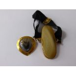 A 9 ct Gilded Brooch with Banded Agate 16 mm together with a 9 / 14 ct Bracelet with 17 x 44