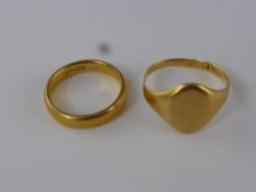 A Gentleman's 18 ct Signet Ring, together with a wedding band, approx 10.7 gms