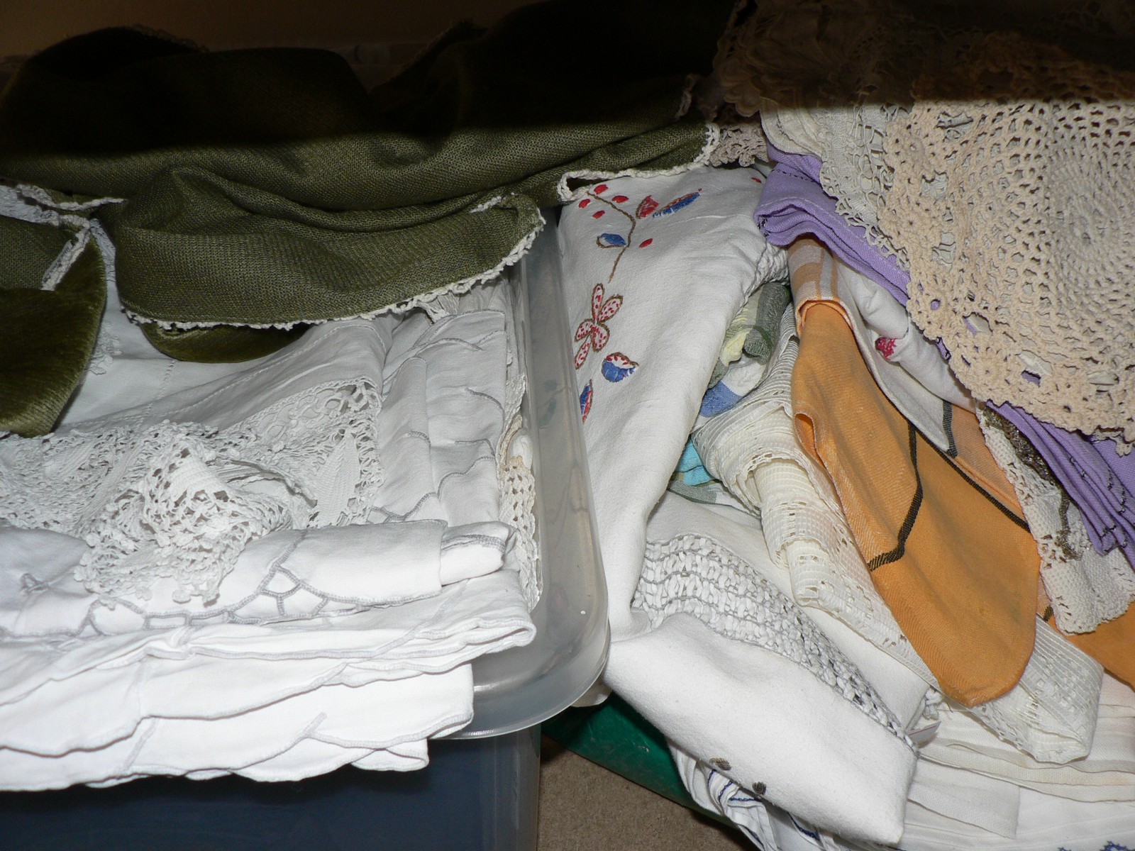 LARGE QUANTITY OF VINTAGE LINEN