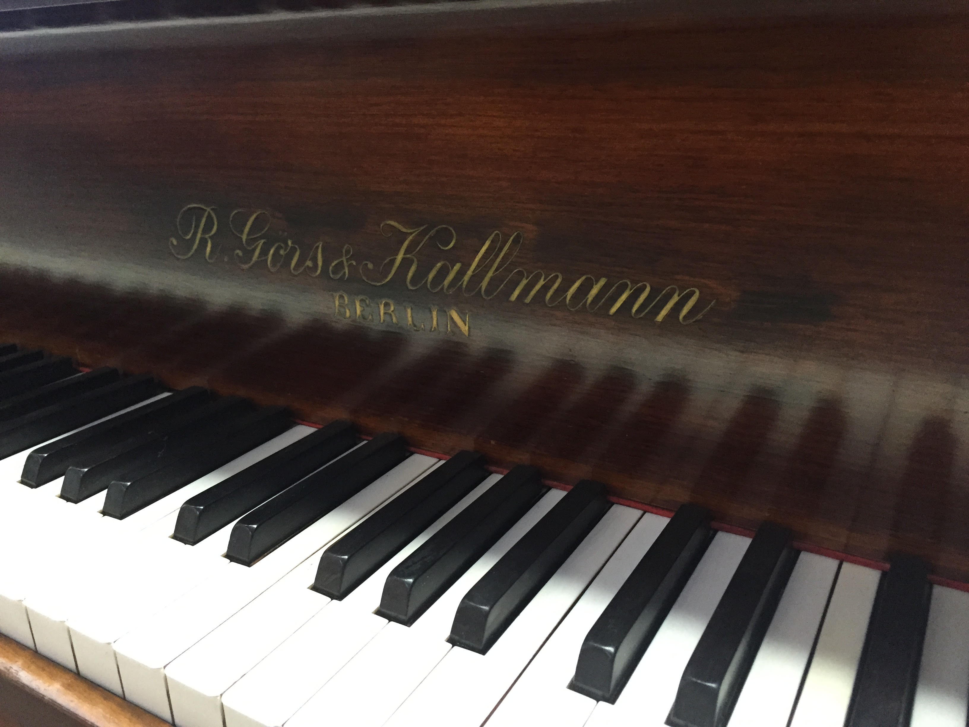 Gors & Kallmann C.1909 A 5ft 6 grand piano in a polished mahogany case raised on square tapered - Image 5 of 10
