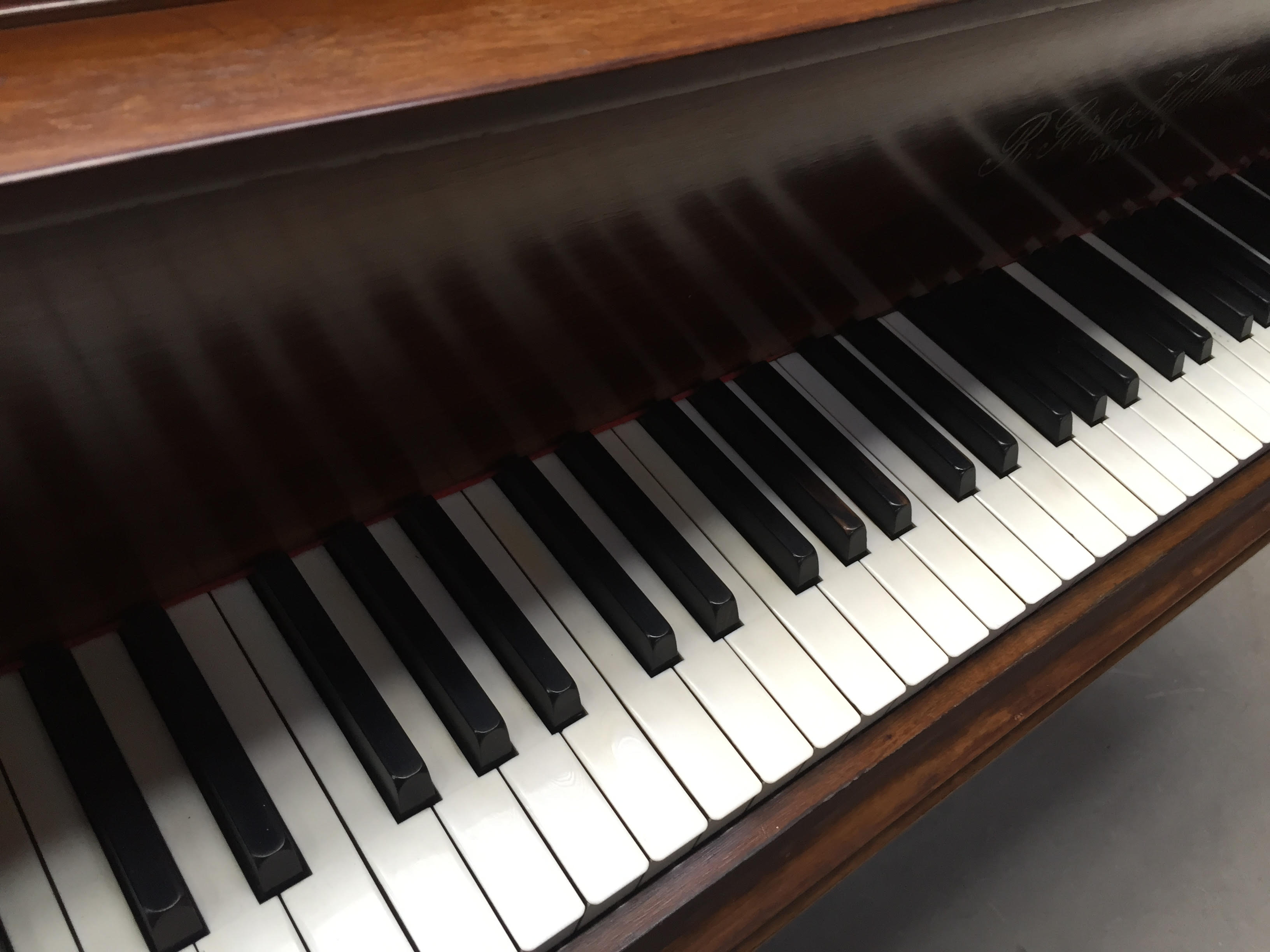Gors & Kallmann C.1909 A 5ft 6 grand piano in a polished mahogany case raised on square tapered - Image 9 of 10
