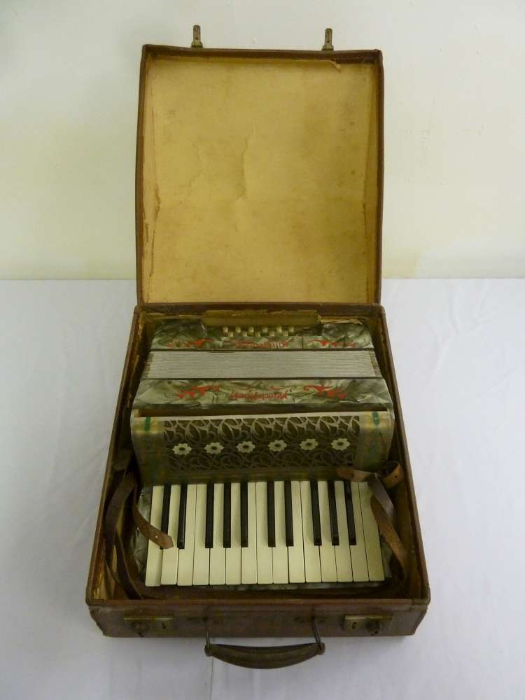 Meincl & Herold accordion in fitted case - A/F