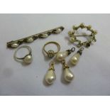 A quantity of antique jewellery to include brooches, rings and earrings