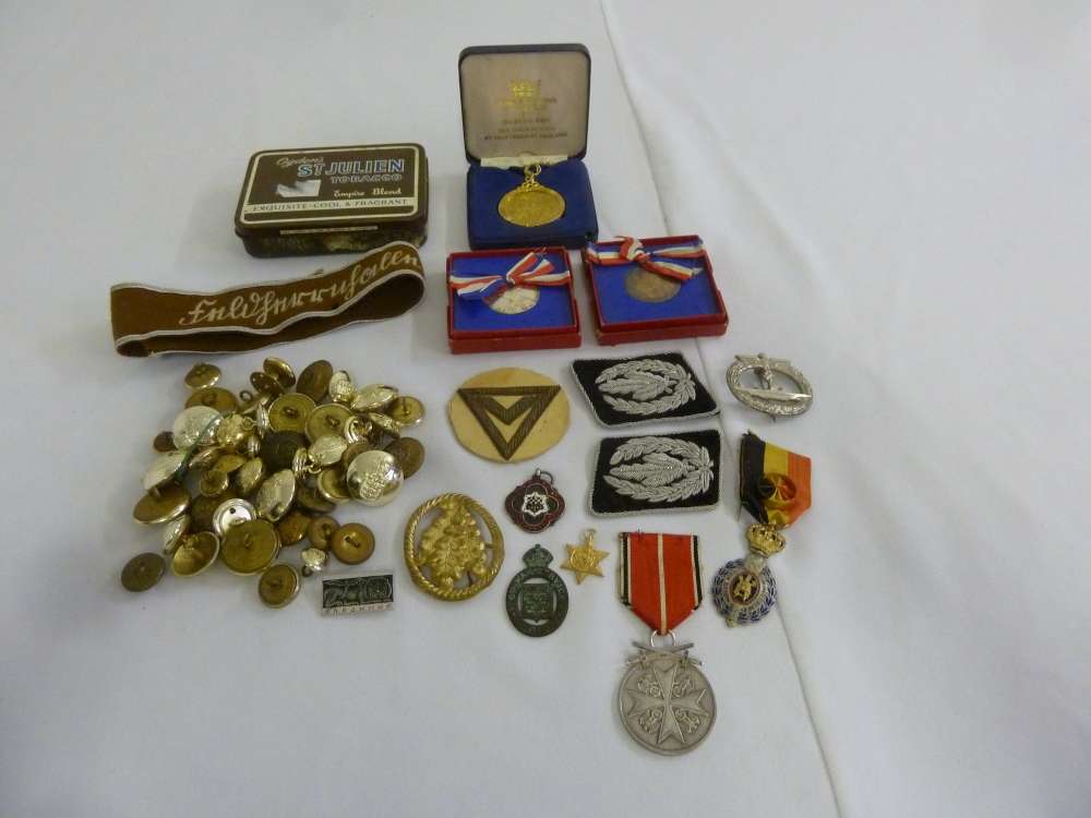 Quantity of militaria buttons and badges