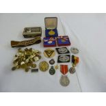 Quantity of militaria buttons and badges