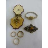 A quantity of jewellery to include three 9ct gold wedding bands, a 9ct gold ladies wristwatch and