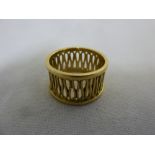 Gold lattice weave ring, tested 18ct, approx 7.0g