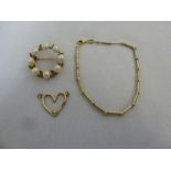 A 14ct gold bracelet, a 14ct gold heart pendant and a 14ct gold and pearl brooch, approx weight 10.