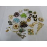 A quantity of costume jewellery to include vintage brooches (18)