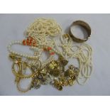 A quantity of costume jewellery to include a necklace, earrings and a bracelet