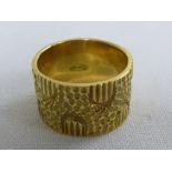 18ct yellow gold wedding band, approx 10.2g