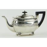 A Georgian style silver teapot,
Sheffield 1915, 14.25oz.