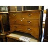 An oak 4 drawer chest.