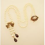 Cultured pearl and garnet necklace, with a single row of graduated pearls, 3-6mm diameter,