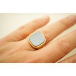 Gent's 18ct gold and hardstone signet ring, size N, gross weight approx. 13.