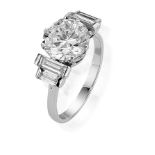 Good diamond cluster ring, centred with a brilliant cut diamond of approx. 3.