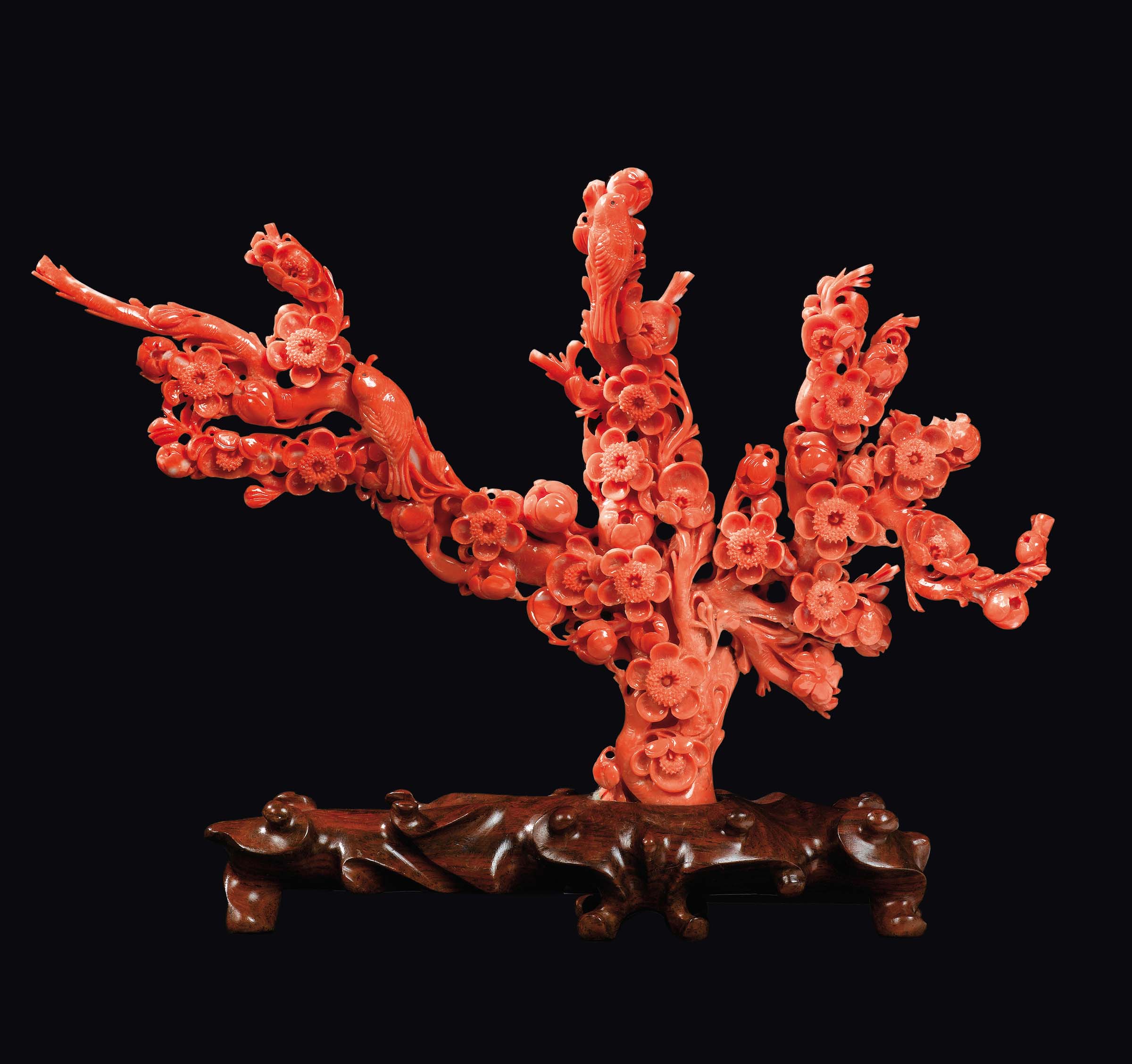 A carved coral branch with flowers and birds, China, early 20th century gr. 350 lordi, cm 15,5x24,