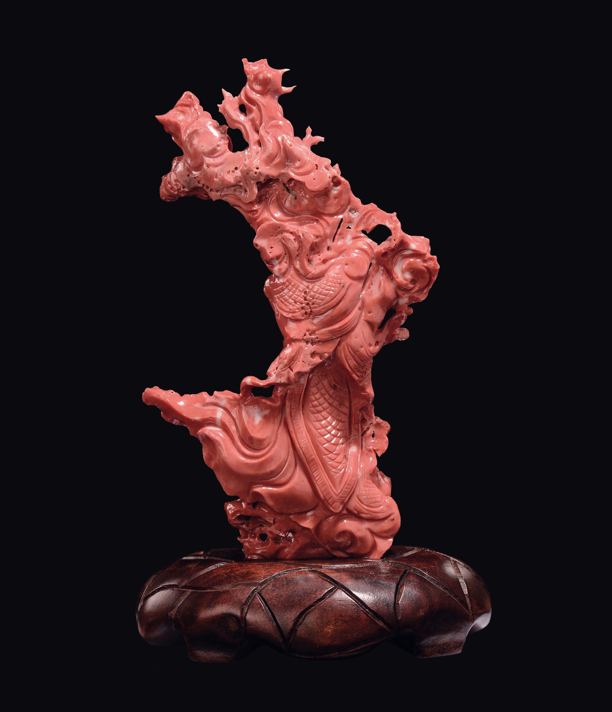 A carved coral warrior with standards, China, early 20th century gr. 540, h cm 21,5 Starting - Image 2 of 2