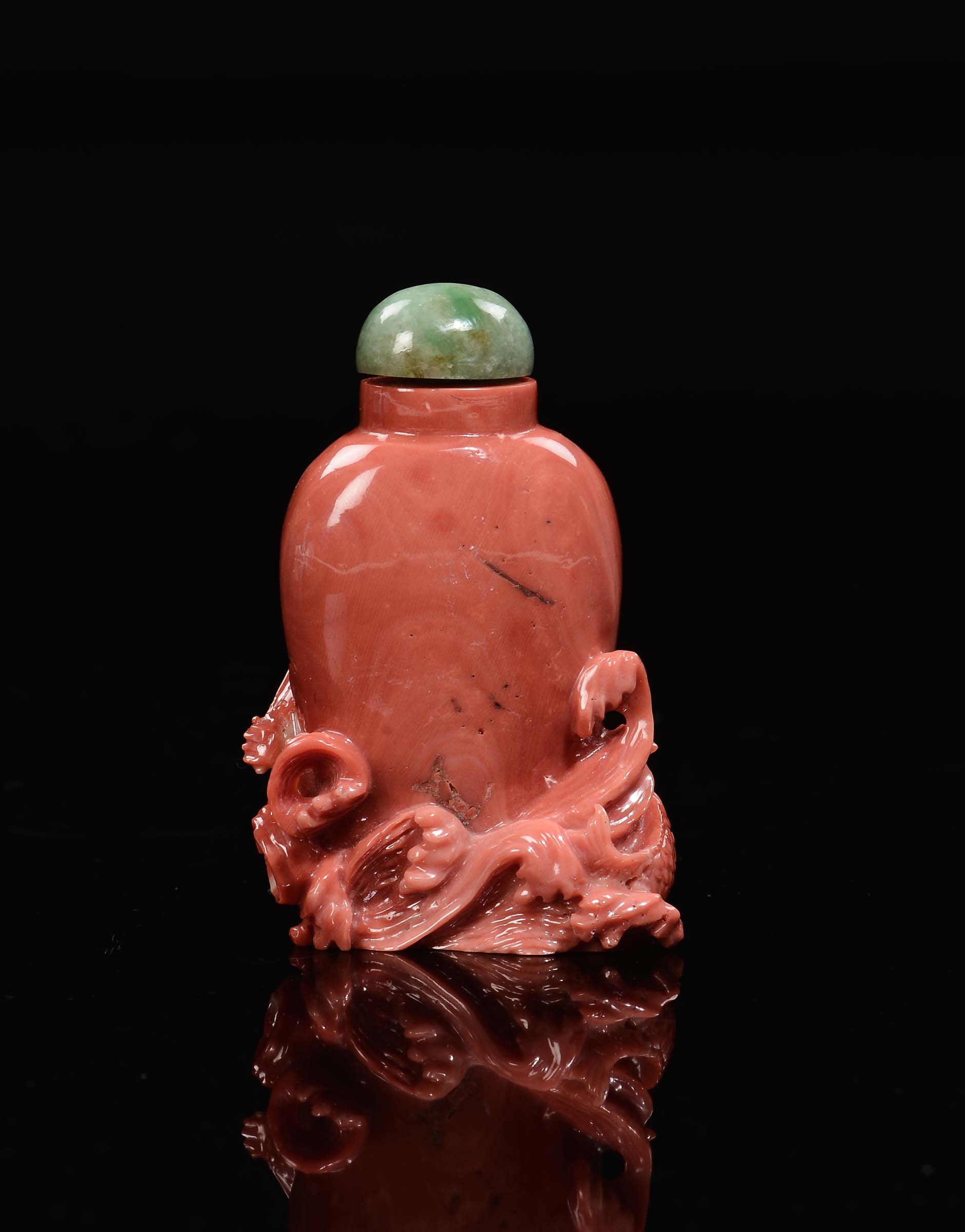 A carved coral snuff bottle with Guanyin and fish in relief, China, Qing Dynasty, late 19th - Image 2 of 3