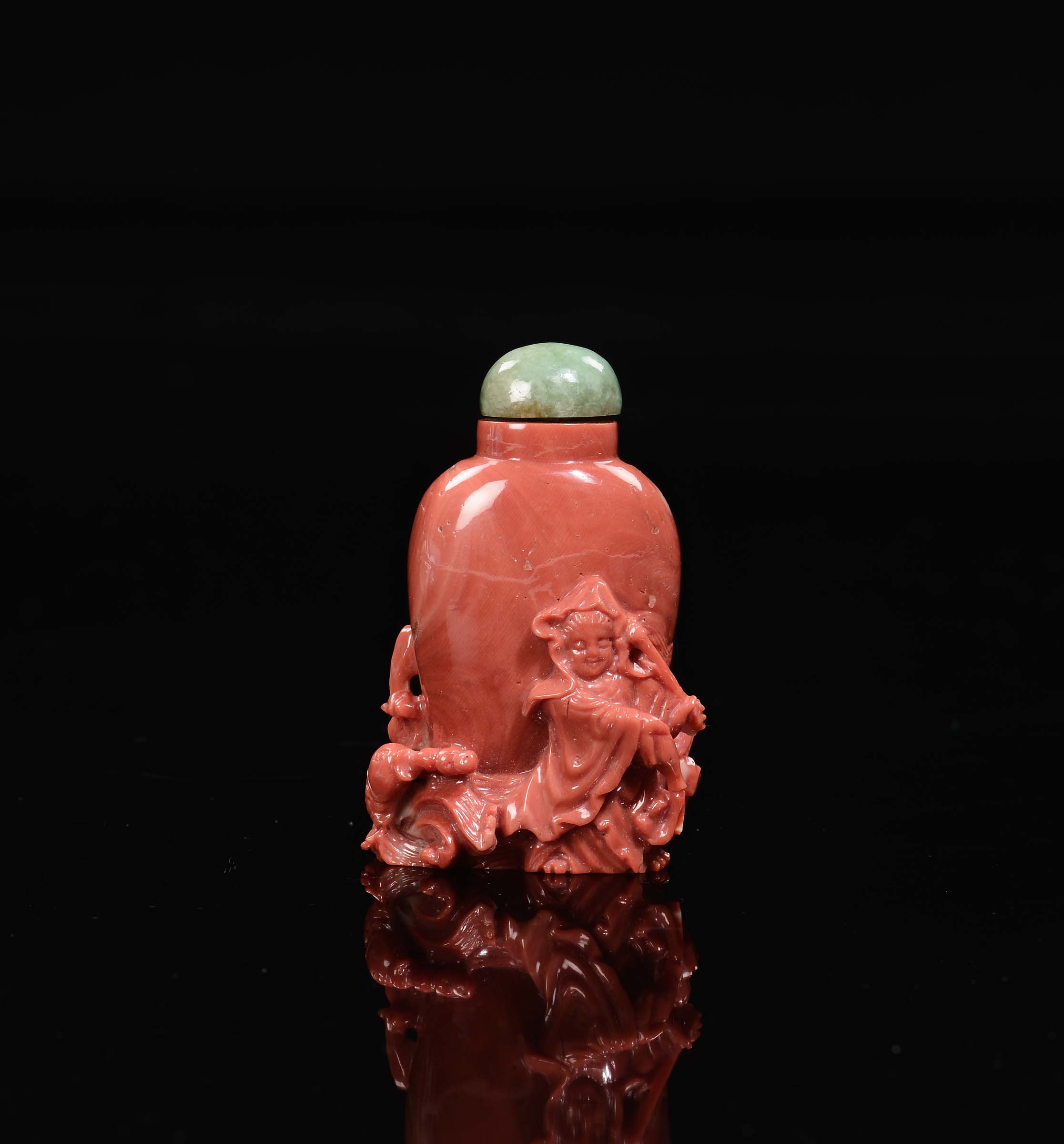 A carved coral snuff bottle with Guanyin and fish in relief, China, Qing Dynasty, late 19th - Image 3 of 3