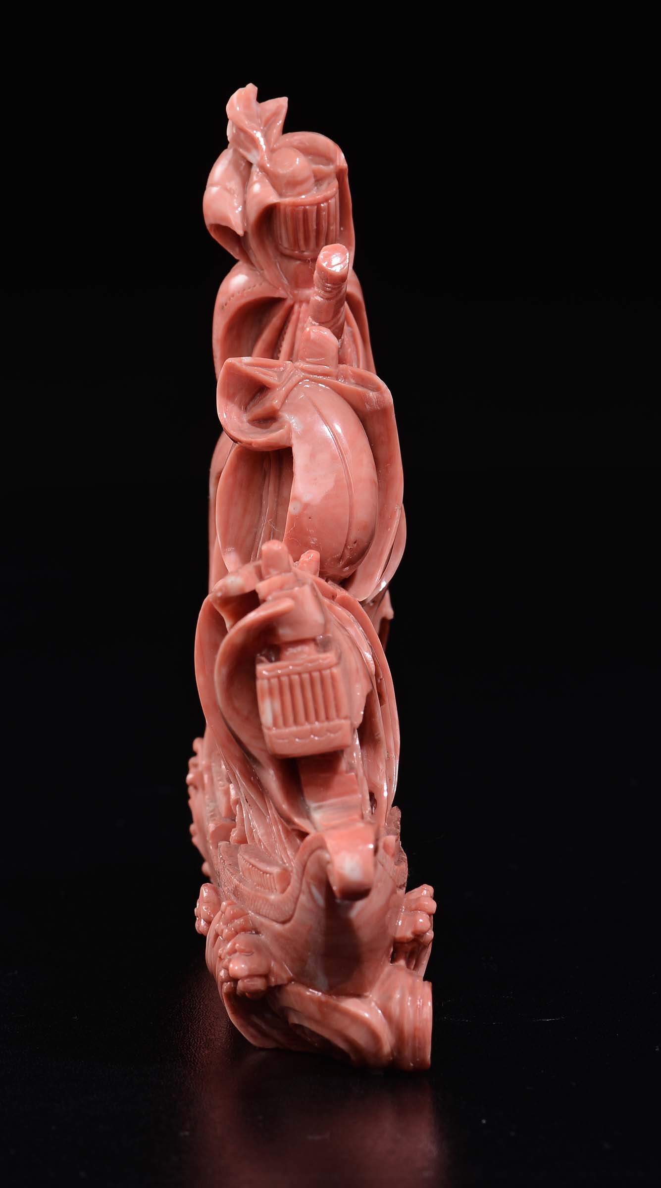 A carved coral sailer with figures, China, early 20th century gr 727, cm 14x18 Starting Price: € - Image 3 of 4