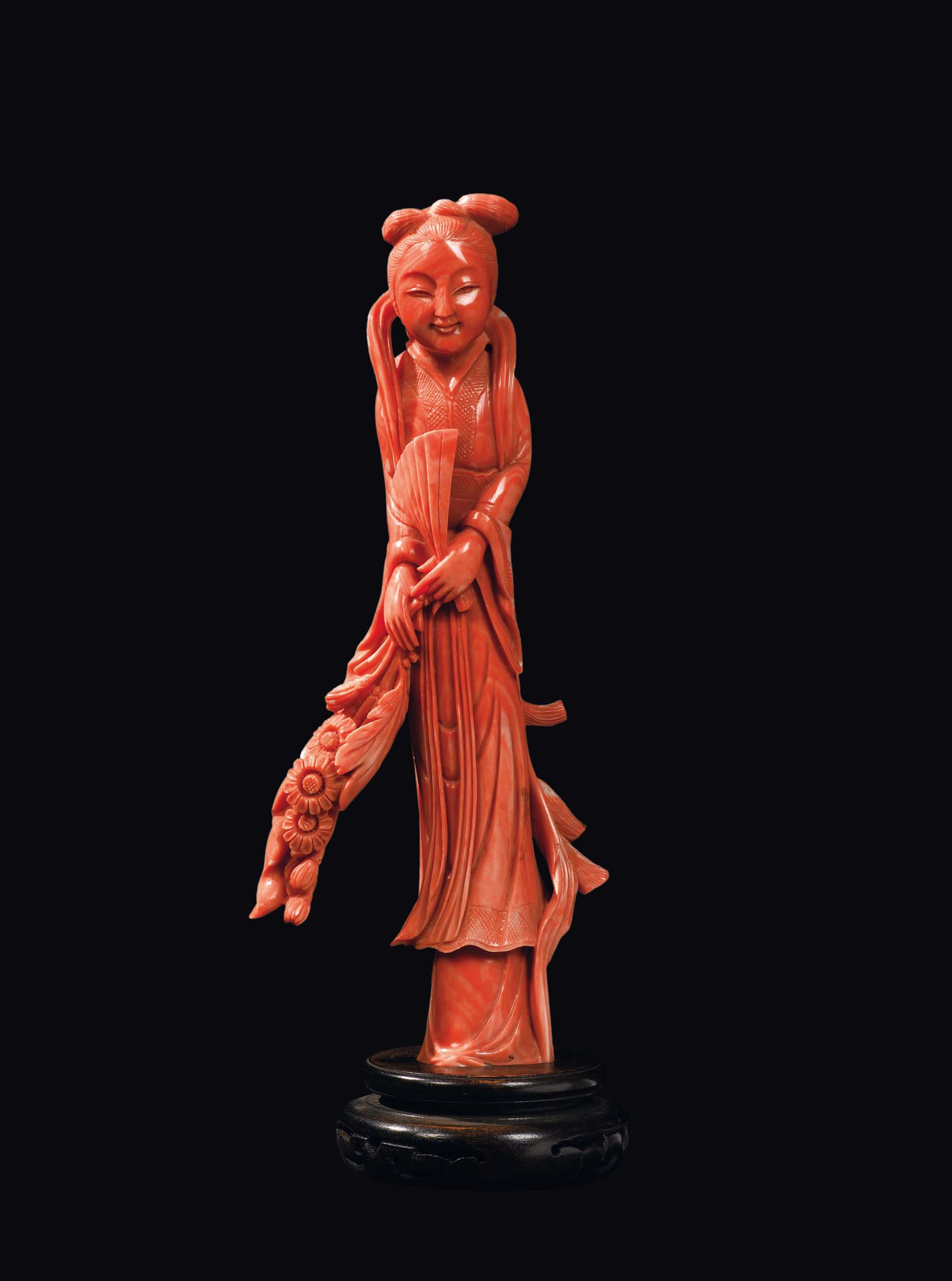 A carved coral "Guanyin with fan and bunch of flowers", China, early 20th century gr. 300, h cm 19