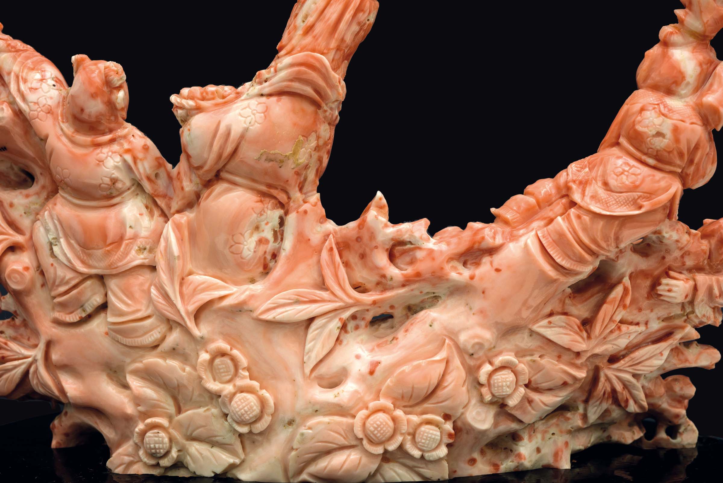 A carved coral "Guanyin with children around a tree" group, China, early 20th century gr. 930, cm - Image 3 of 3