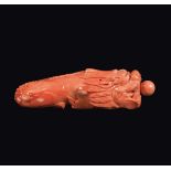 A carved coral snuff bottle shaped as a lion, China, Qing Dynasty, 19th century gr. 45, h cm 7,5