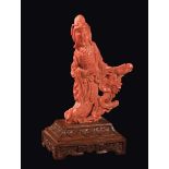 A small carved coral Guanyin figure, China, early 20th century gr. 169 con base, h cm 10,5