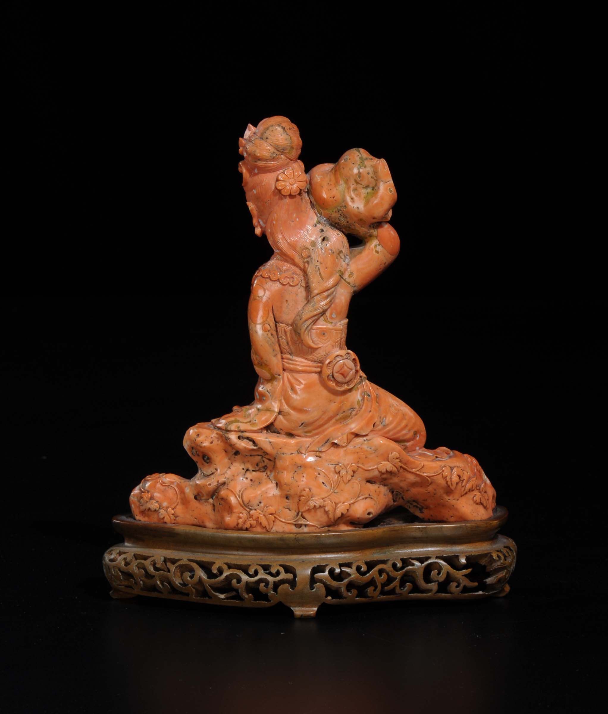 A carved coral sitted Guanyin with vase, China early 20th century gr. 80 lordi, cm 16,5x18 - Image 2 of 2