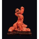 A carved coral sitted Guanyin with vase, China early 20th century gr. 80 lordi, cm 16,5x18