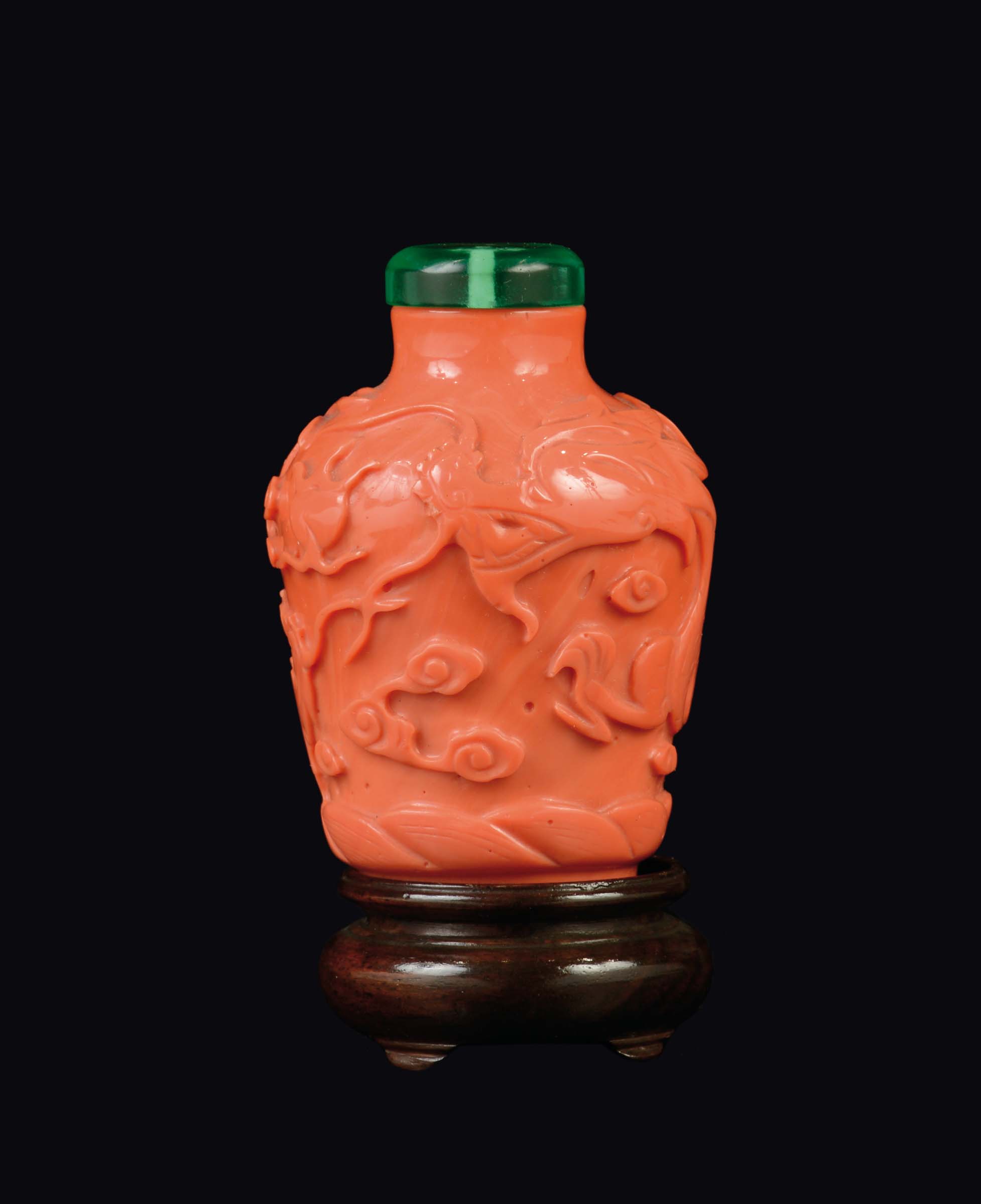 A carved coral snuff bottle with dragon in relief, China, early 20th century gr. 109, h cm 7,5