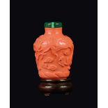 A carved coral snuff bottle with dragon in relief, China, early 20th century gr. 109, h cm 7,5