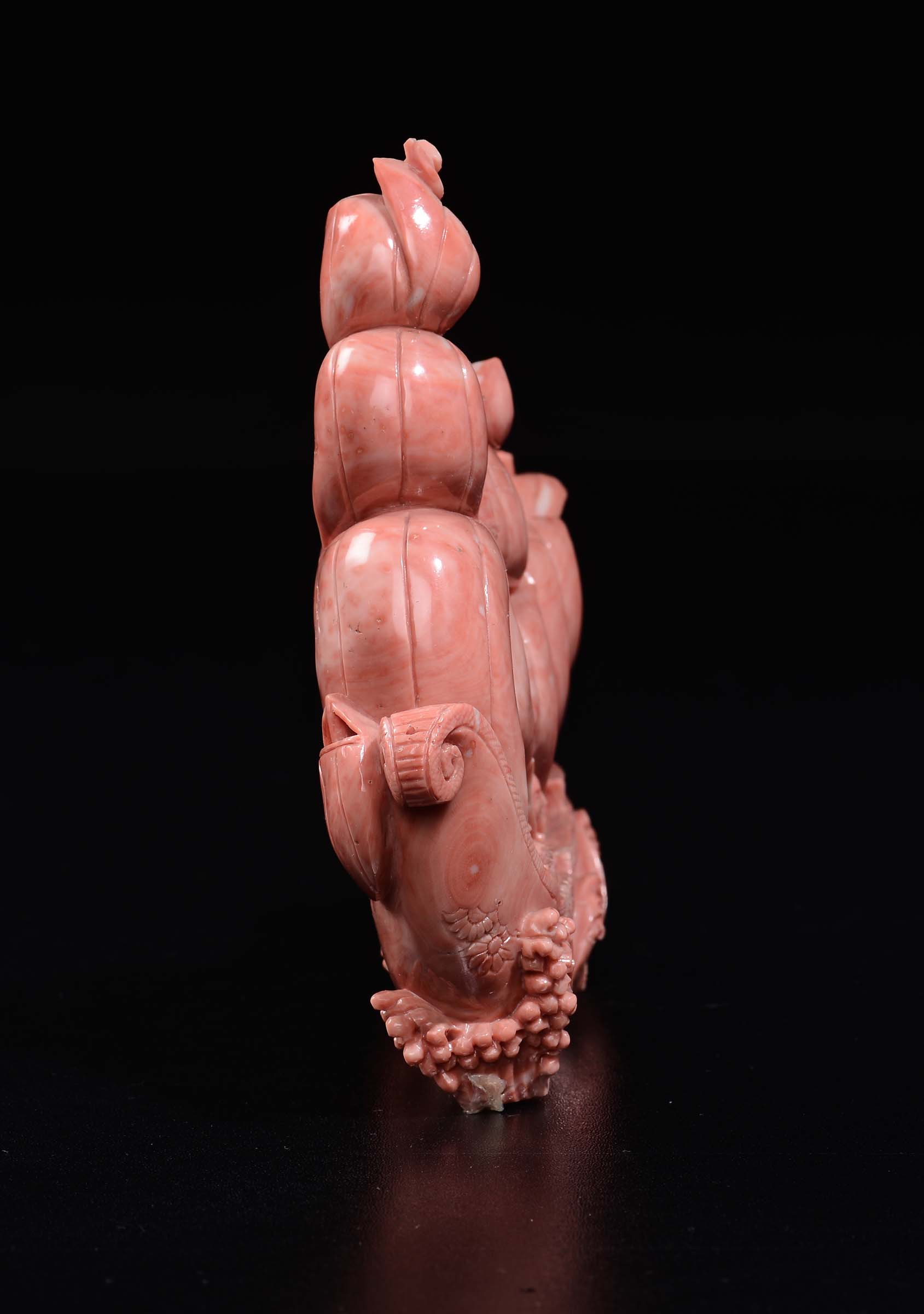 A carved coral sailer with figures, China, early 20th century gr 727, cm 14x18 Starting Price: € - Image 4 of 4