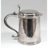 A good William III plain silver lidded tankard, the flat lid with moulded flanged rim and cast