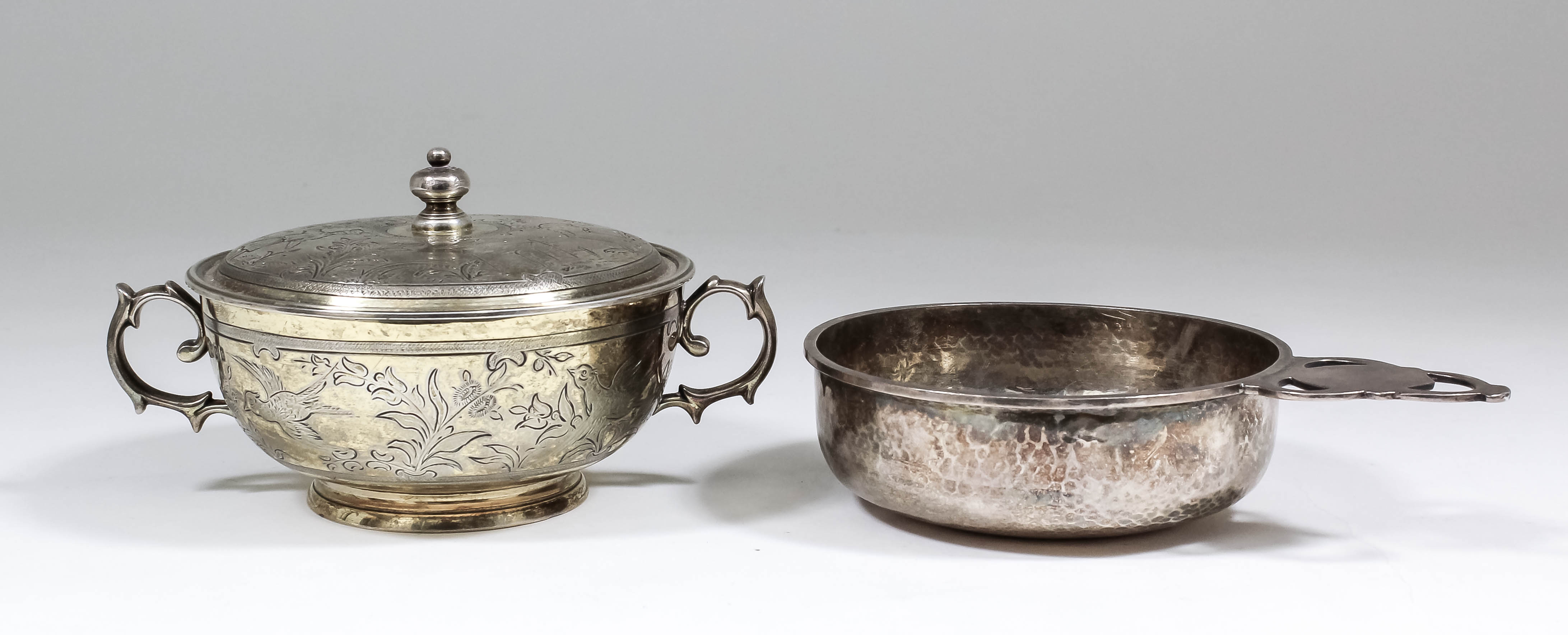 An Edward VII silver gilt circular two-handled porringer and cover engraved in the "17th Century"