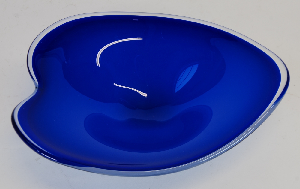 FLYGSFORS, BLUE AND WHITE COQUILLE GLASS LEAF PATTERN DISH, 10 ¼" (26cm) long, signed Coquille,