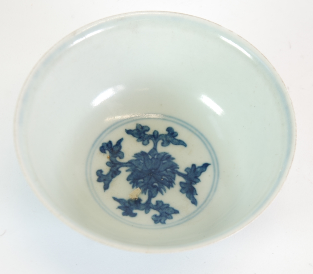 A SMALL CHINESE PORCELAIN BOWL bearing a six character Xuande (1426 - 35) reign mark within a double - Image 2 of 3