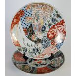 A LATE NINETEENTH/EARLY TWENTIETH CENTURY JAPANESE IMARI WALL PLAQUE  decorated with typical brocade