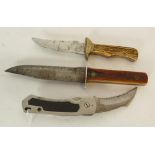 SIMPLE, EARLY TWENTIETH CENTURY KNIFE with bowie style blade, 5" (12.7cm) long, hatched horn