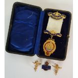 GILT METAL ENAMELLED MASONIC BADGE AND RIBBON, 'THE ROBERT BURNS R.A. CHAPTER No.143' JUBILEE, in