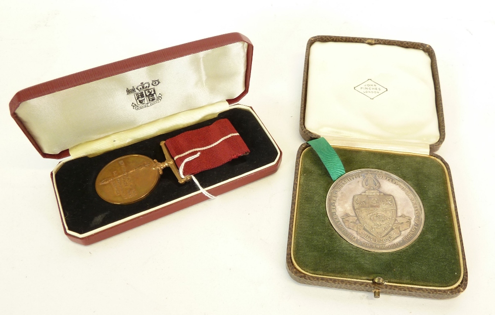 JOHN PINHCES LONDON SILVER COLOURED MEDALLION "THE WORSHIPFUL COMPANY OF MUSICIANS", the J.H. Iles