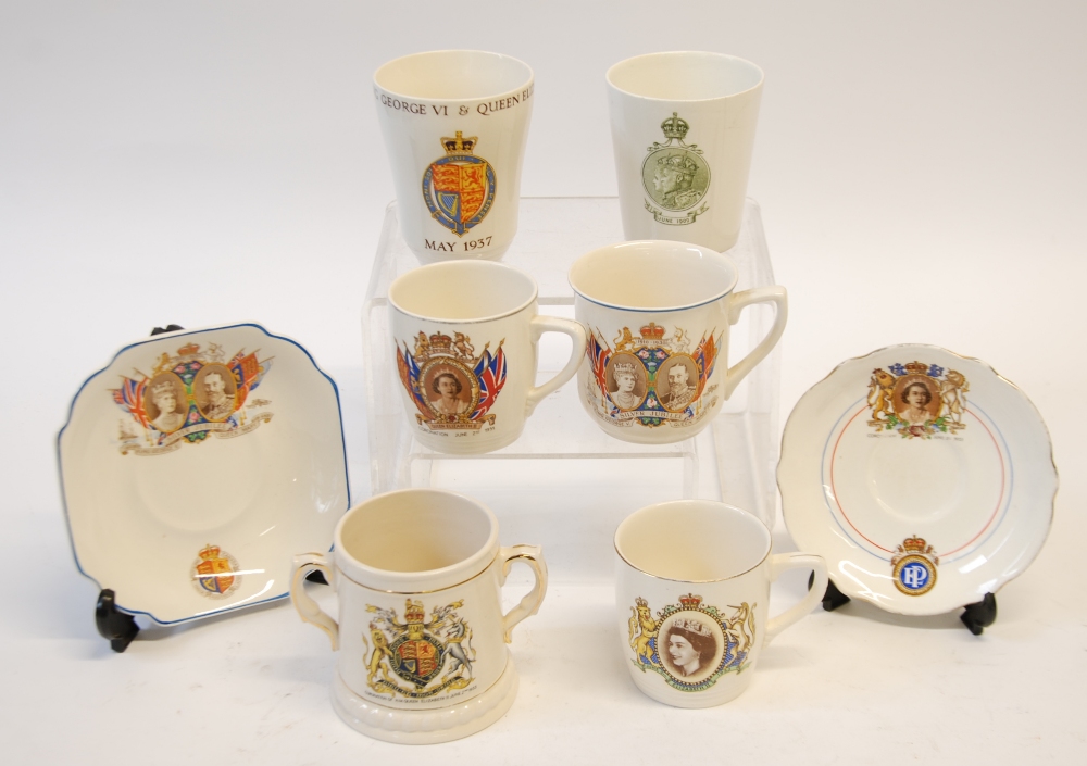 EIGHT PIECES OF EDWARD VII AND LATER ROYAL COMMEMORATIVE CERAMIC DRINKING WARES, COMPRISING; Royal - Bild 2 aus 3